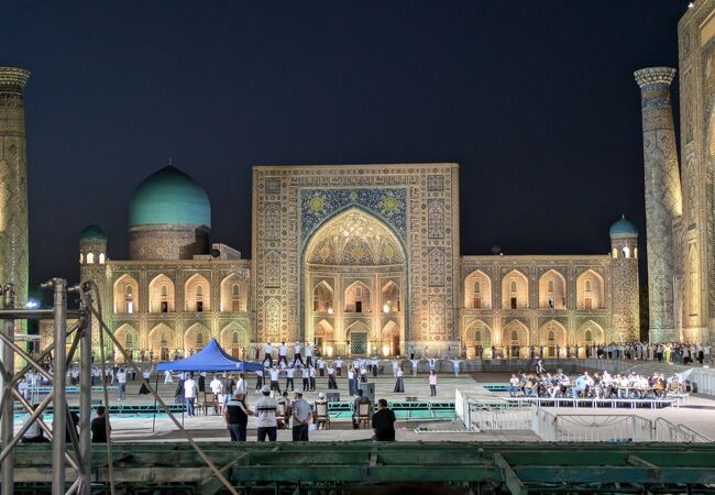 ウズベキスタン旅行記14：レギスタン広場Kameko