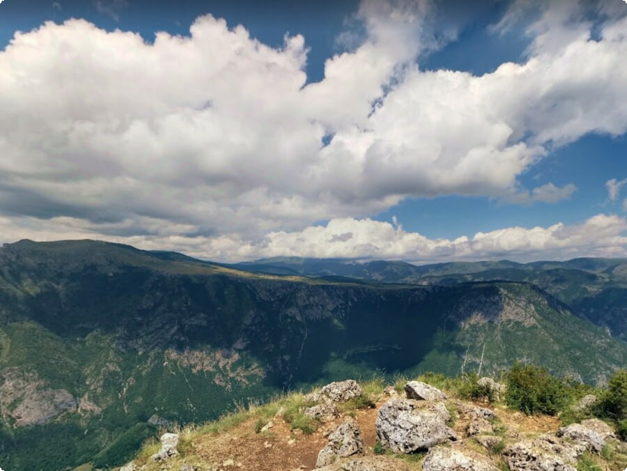 バルカン半島のモンテネグロにある野生のタラ川の深い峡谷。ヨーロッパで最も深い峡谷。の写真素材・画像素材 Image 180560782