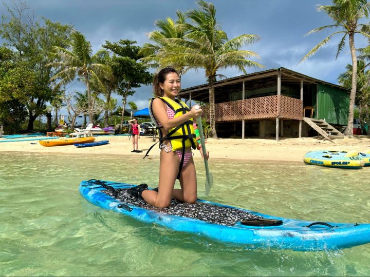 グアム旅行 りおが写真撮ってくれたありがとう😍 海外だから調子乗っちゃってドヤって写真撮ってたけど、眩しくて目がひらけない写真ばっかり🌞✨笑日差しが眩しすぎたけど風もあって気持ち良すぎ🥰 海も空も綺麗すぎて癒されたよ💗💓🤍💕😍 リフレッシュできたっ♪