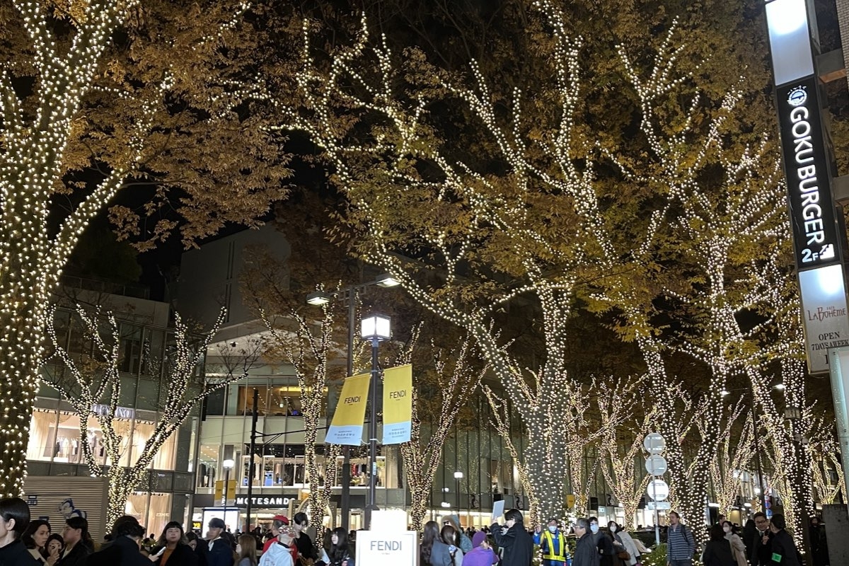 表参道ヒルズ23年クリスマスイルミネーション、“雪の結晶”約500個が透明の光を放つツリー - ファッションプレス