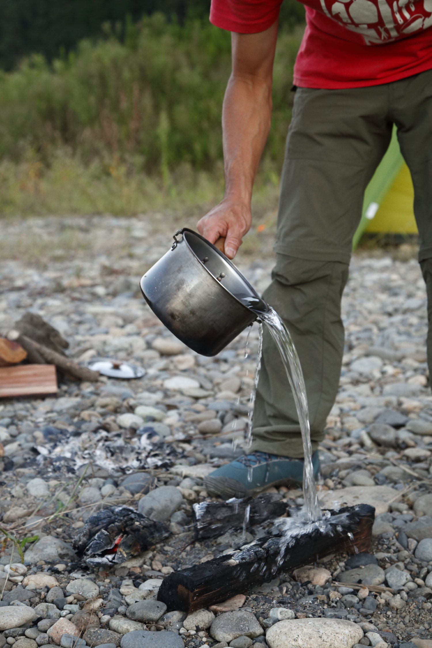 後始末 焚き火で燃え残った薪・炭・灰の処理方法！安全な持ち帰り方も徹底解説たきっぽ