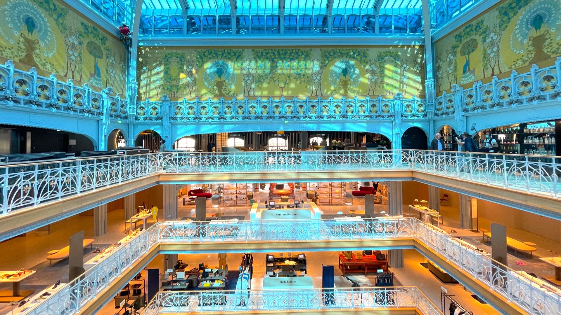 パリで最も有名なデパートと言われるギャラリー・ラファイエット🛍そんなヨーロッパ最大規模のギャラリー・ラファイエットにカラフルで豪華絢爛なクリスマスツリーが登場🎄！魔法にかかったかのようなマジカルな空間にうっとり🥺💕﻿﻿regram from @galerieslafayette