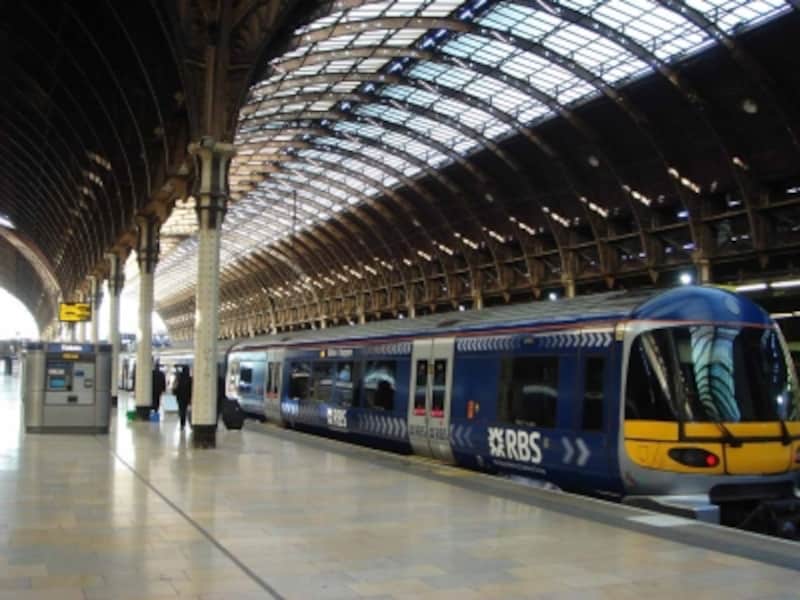 ロンドン ヒースロー空港の交通アクセス市内まで一番速く？安く？楽々に？すりーてぃーかっぷす