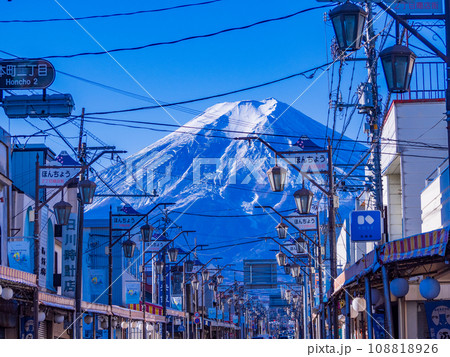 富士吉田市本町二丁目商店街×富士山🗻 ============================== camera: SONY a7c一一一一一一一一一一一一一一一一一一一一一一一 Location: Yamanashi Japan 一一一一一一一一一一一一一一一一一一一一一一一Please see my other works and follow me