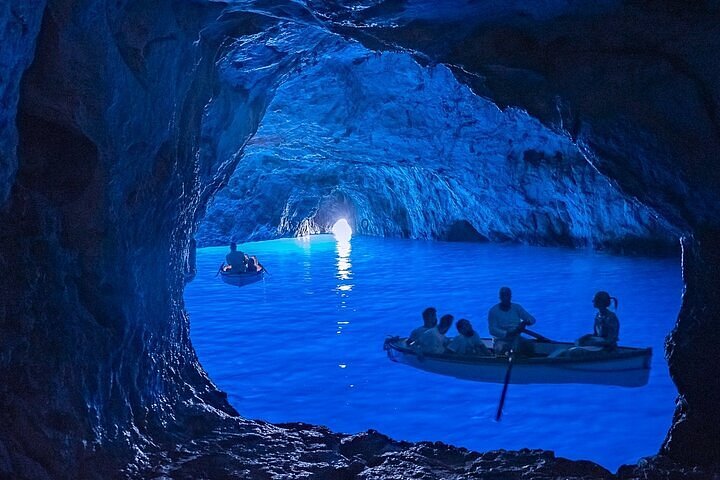 忘れられない絶景 “青の洞窟”への行き方・カプリ島の楽しみ方なあだのローカル・ウォーカ