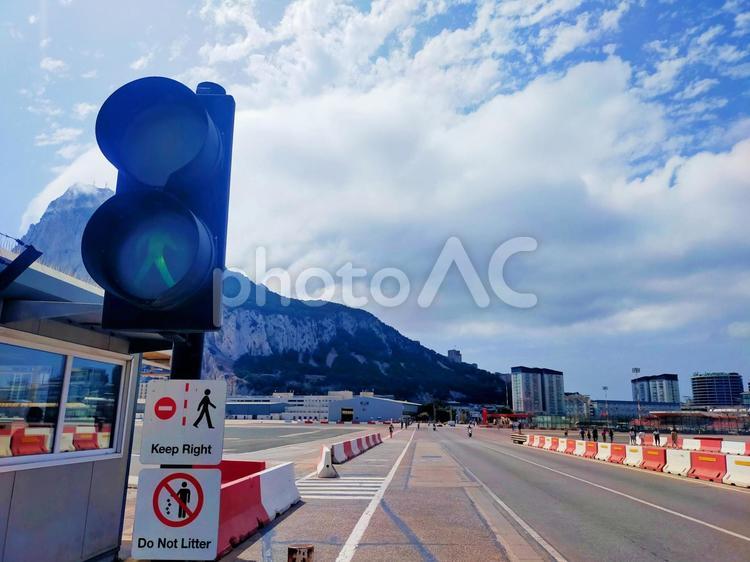 滑走路に踏切があるジブラルタル空港 英・スペイン- Geek Travel Inc