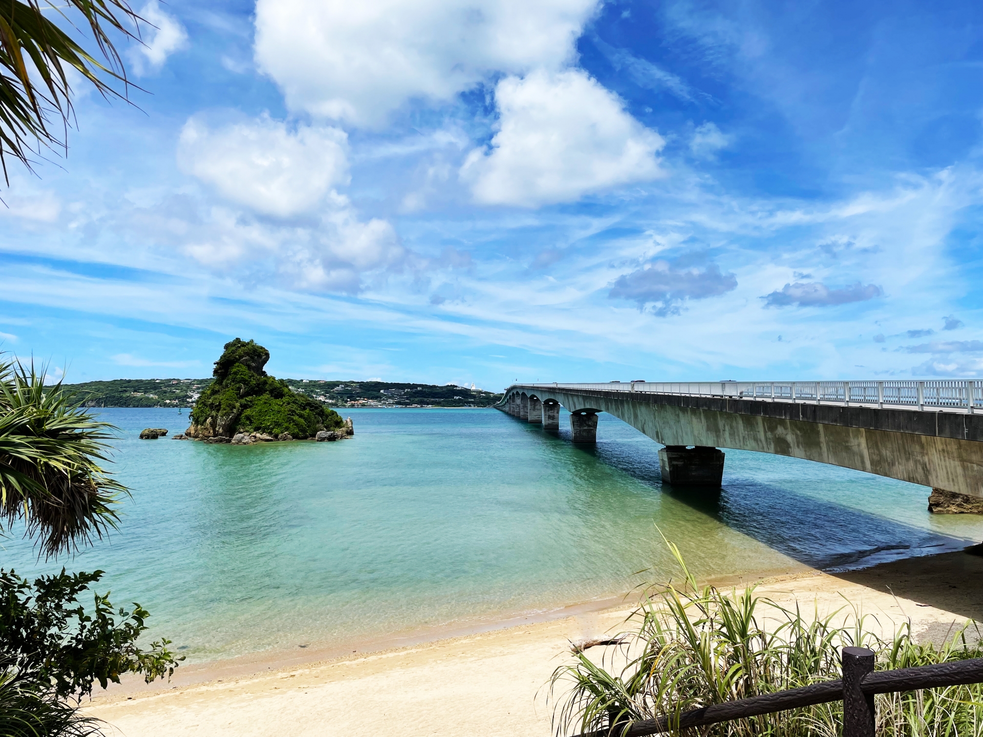 全長1960mの古宇利大橋と見渡す限りの碧い海！今帰仁村の離島「古宇利島」で食と絶景を巡る - Okinawa Hip Hop Bus