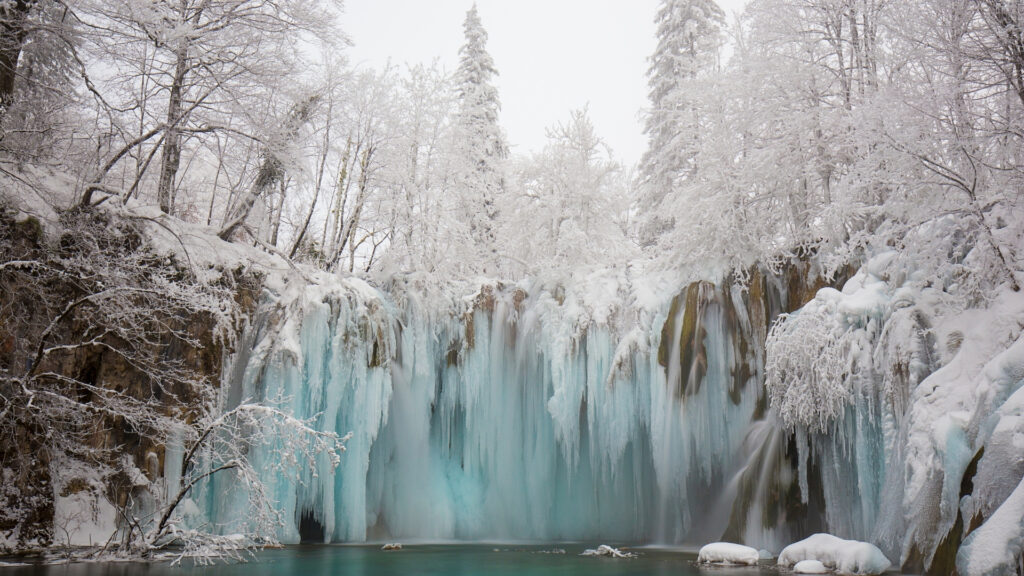 プリトヴィッツェ国立公園 英語ガイド 混載車日帰り ザグレブ発着ベストクロアチア