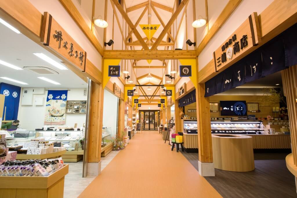 氷見漁港場外市場 ひみ番屋街富山 観光海岸沿い