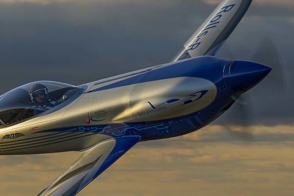 生身のカラダで最高速度300km h飛行！「ジェットマン」イブ・ロッシー氏 54歳 、世界唯一のエアレース・米リノ初登場の現場からエコカー大戦争！ダイヤモンド・オンライン