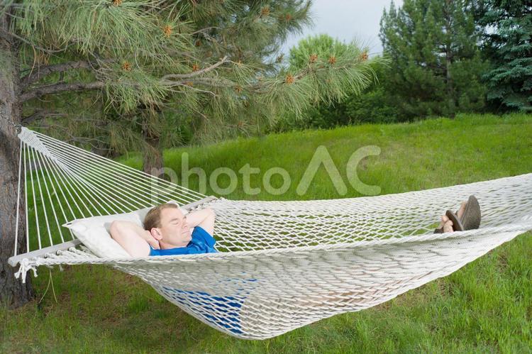 キャンプなのにハンモックで寝る父、呆れる娘のイラスト素材86780162- PIXTA