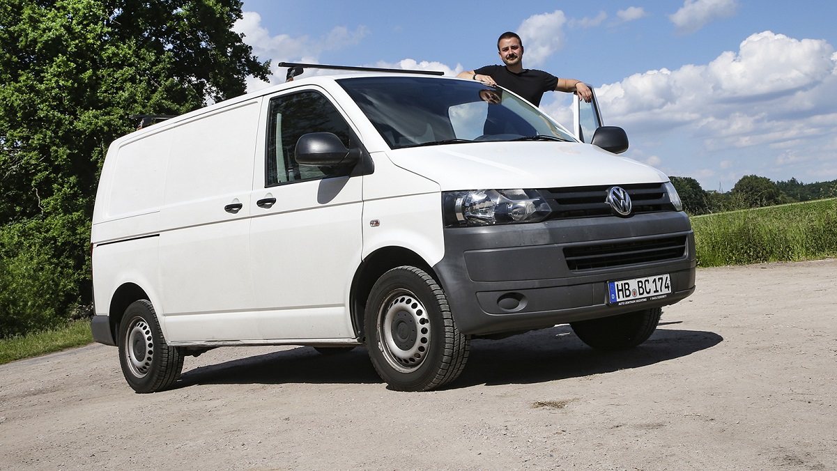 ワーゲンバスをリビングに！ 参考にしたいレトロなキャンプサイト作り：旬ネタ日刊カーセンサ