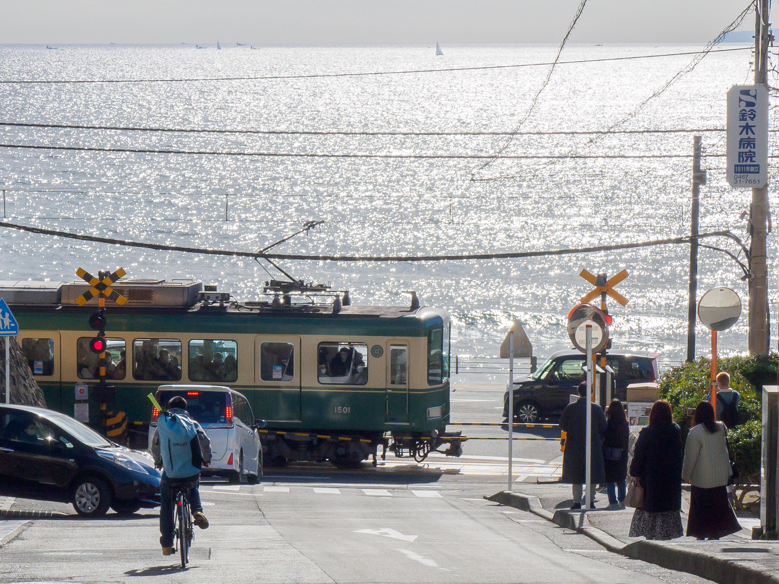 江ノ電の鎌倉高校前駅踏切、警備員増強 国慶節で中国人観光客増へ対応カナロコ by 神奈川新聞