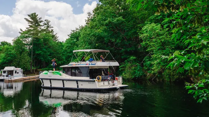 31ARCHITECTSが手がけるモダンなハウスボート 「NATURECRUISER」と「WATERLOFT」AXIS Webデザインの視点で、人間の可能性や創造性を伝えるメディア