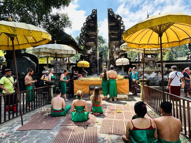 📍ティルタエンプル寺院 ティルタウンプル寺院・Tirta Empul は、ウブドの北、タンパクシリンにある寺院で「聖なる泉の寺院」として、大変よく知られているお寺です。⛩️⁣⁣ ~~~~~~~~~~~~~~~~~~~~~~~~~~~~~~~~~~⁣ ⁣ 🌟お客様の行きたい場所へご案内⁣ ⁣ 🌈インスタ映え