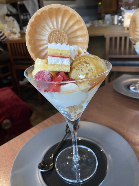 🐾 猫好きさん〜！ , カフェモフリーって知ってる？🐱🎹📚, 練馬・大泉学園にある、 , 猫と音楽と本がテーマのまったりできる隠れ家カフェ☕, そんなモフリーさんが、7月いっぱいで閉店されます。 , 最後の1ヶ月、「ありがとうcafeMofree〜最終章〜」として ,ご縁ある作家たちによる展示会が開催されます🎐, 看板三毛猫のなつ先生をモチーフにした, 絵画や編みぐるみ、雑貨たちが大集合！,