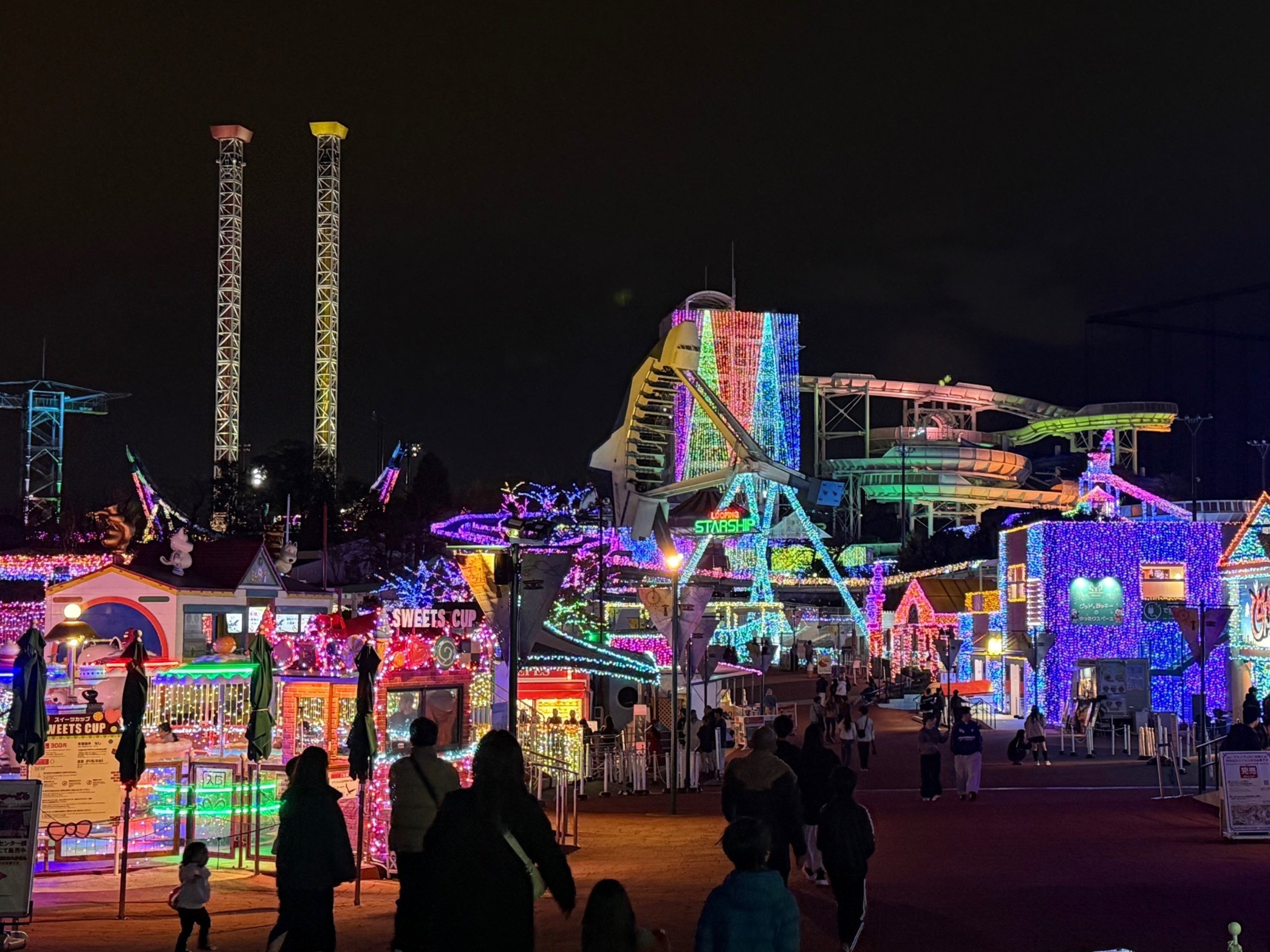 よみうりランド 公式ジュエルミネーションは4 6 日 まで開催中！ 年末年始は毎日営業しますよ✨ よみうりランドのアトラクションは40種類以上あるのをご存じですか❓😳アトラクションから見るイルミネーションはとても綺麗なのです💎 たくさん乗って、キラキラの