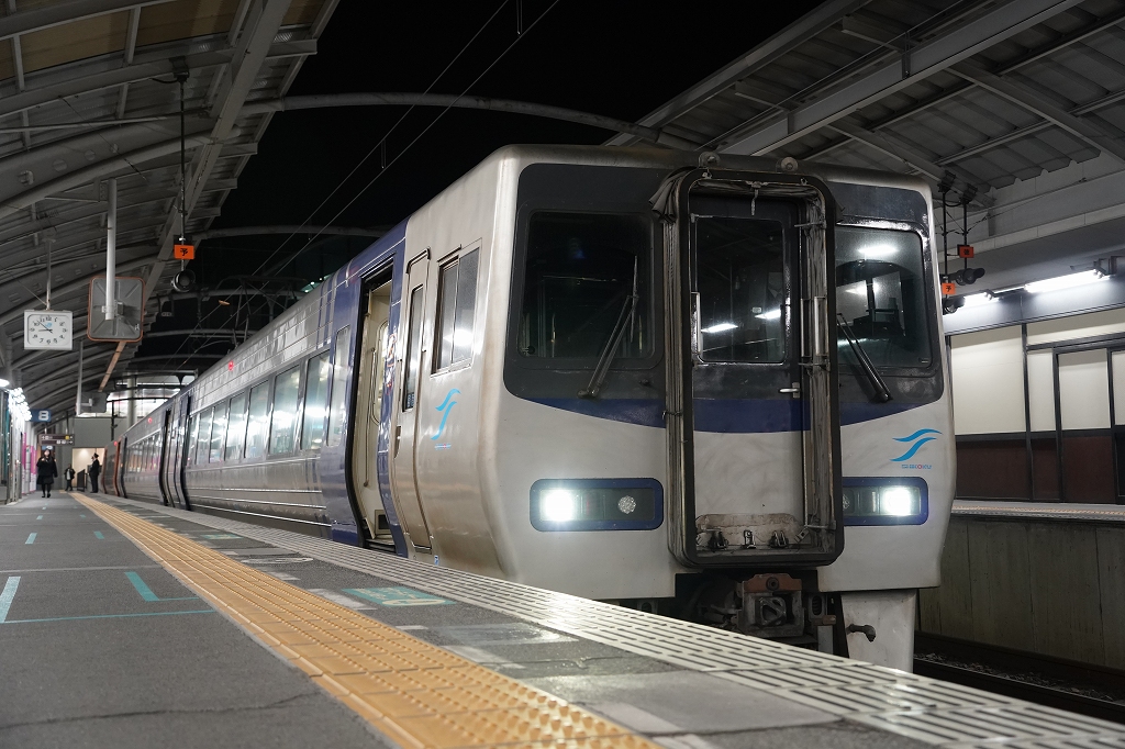 JR西日本のホームドア：昇降式ホーム柵 京都駅2・5番のりばの仕様YCS-info