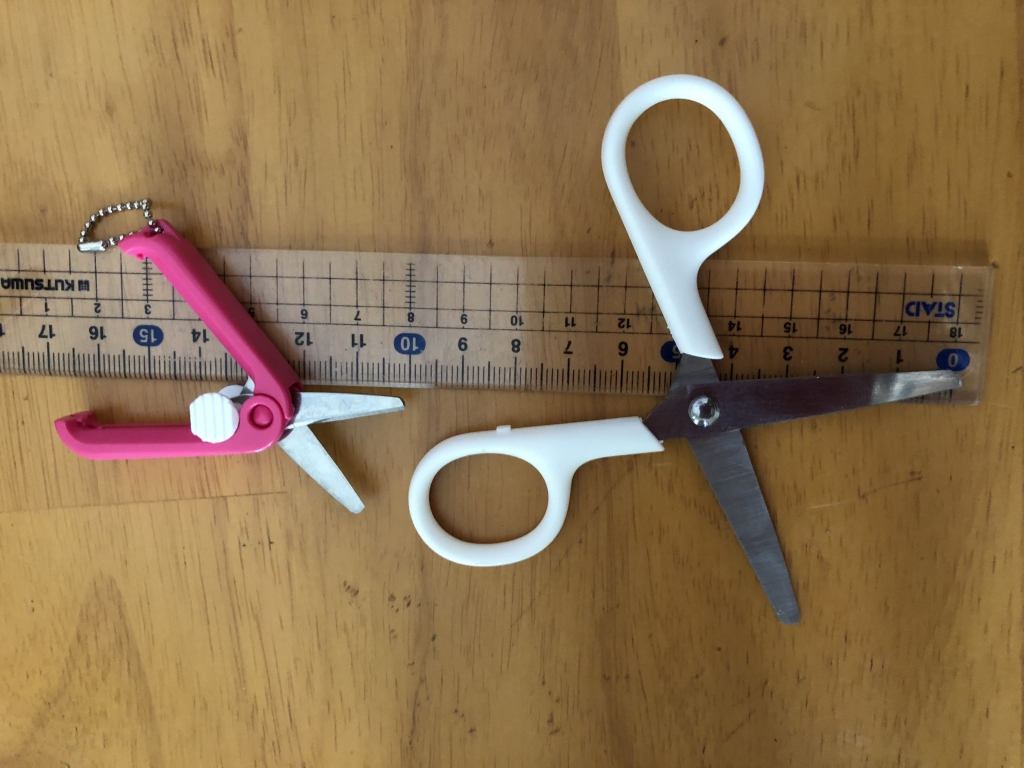 飛行機のはさみ持ち込みとスーツケースの預入れについて 利用の注意点と対策を徹底解説