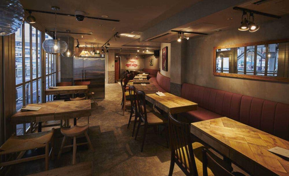 渋谷・神宮通りのJR線高架下に「一時退避場所」の方向示す矢印サイン - シブヤ経済新聞