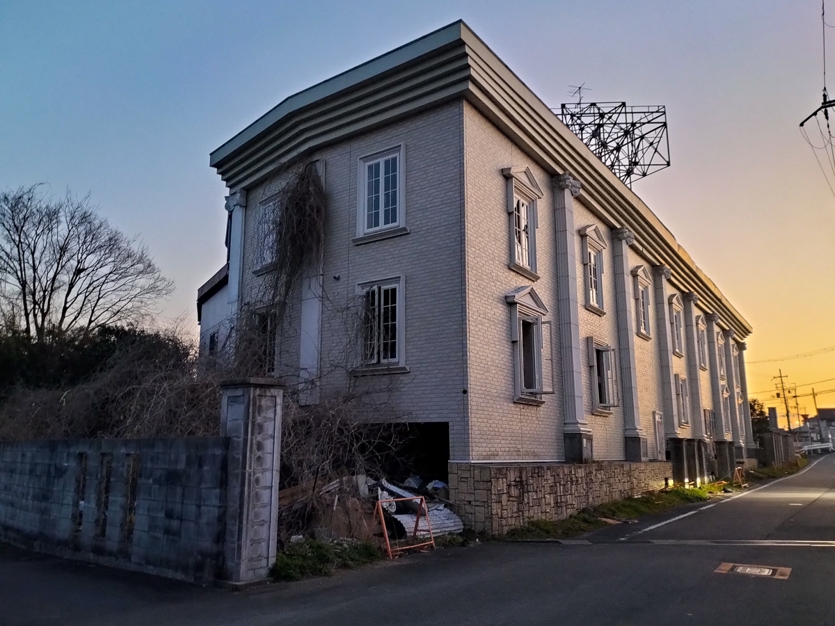 京都の廃墟スポット 笠置温泉はその昔、大阪、奈良から急行で来れるほど賑わった温泉地であった。笠置館とか笠置観光ホテルとか -暮らしの顛末 くまくまコアラ