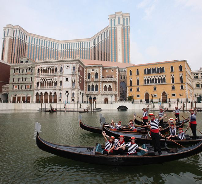 ザ・ベネチアン マカオ には、ゴンドラに乗れる人工のベネチアがあって、人工の空と運河もあるんだよね。 : r mildlyinteresting