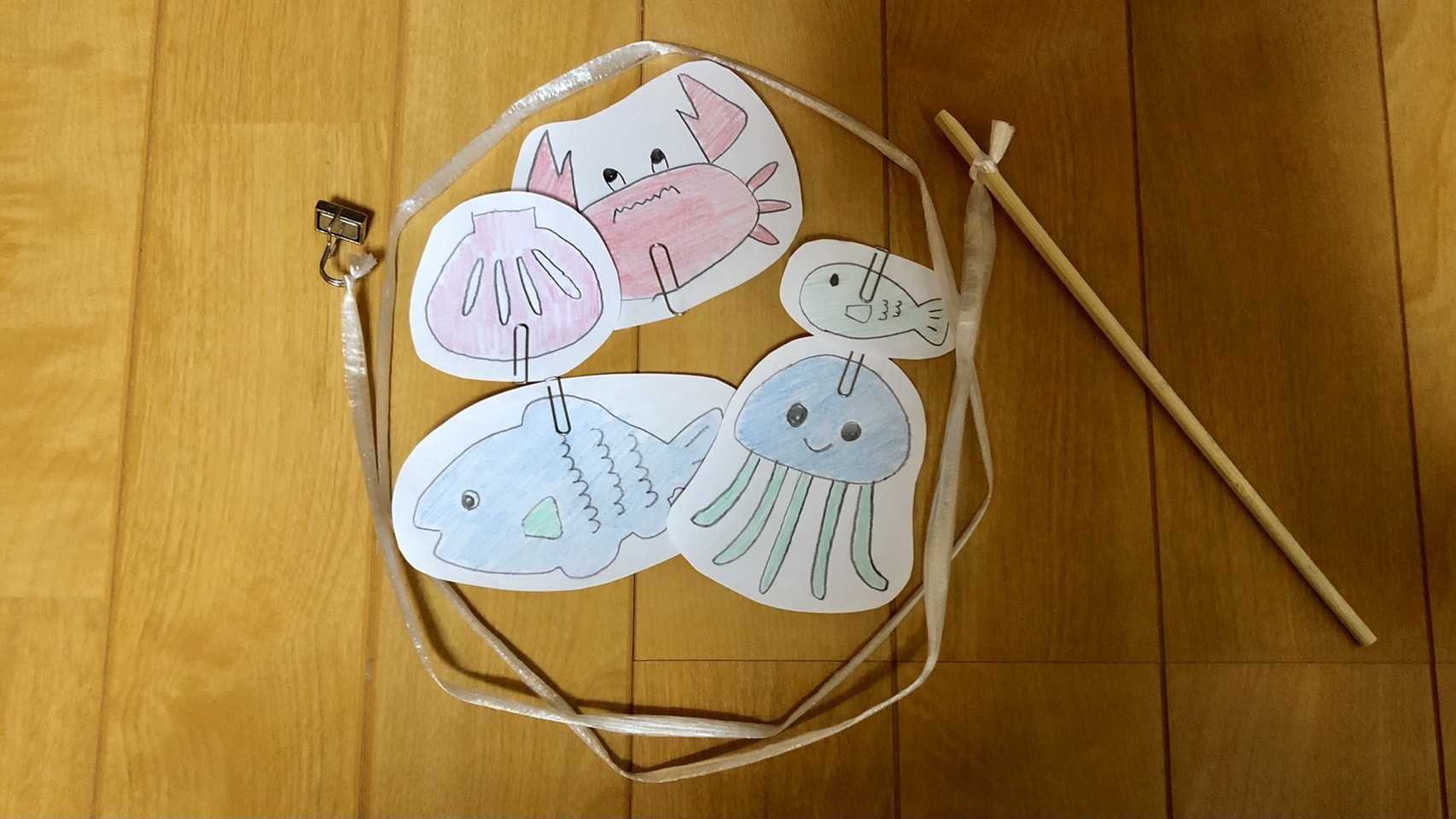 子どもに、魚釣りのおもちゃを作り始めました。魚にクリップを縫い込み、竿の先に- Yahoo!知恵袋