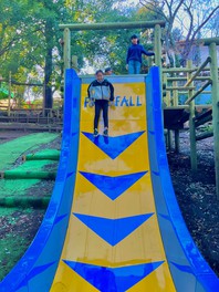 フィールドアスレチック横浜つくし野コース：幼児用広場が”アドベンチャーキッズの森”として大幅リニューアル！！大きい子はもちろん小さい子も思いっきり体を動かして遊べる一度は行きたいスポット！4つのステージ、子供と行く注意点、詳細レポート必見です！ ママレポ