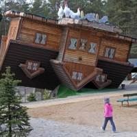 華山1914文創園区に「逆さまの家」が出現！台北ナビ