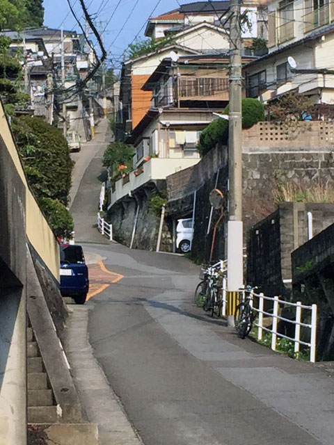 その坂を登れば物語がみえる 長崎のプール坂、忍び坂長崎県 ：朝日新聞