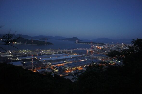 マレーシア・クアラルンプール🇲🇾 政府機関が集まる街プトラジャヤ。整然とした美しい街並みを抜けると、プトラモスク 通称ピンクモスク が現れます🩷ドーム型の屋根も壁も絨毯もピンク一色で、まるでおとぎ話の世界みたい。赤いローブの貸し出しもあります👚星の