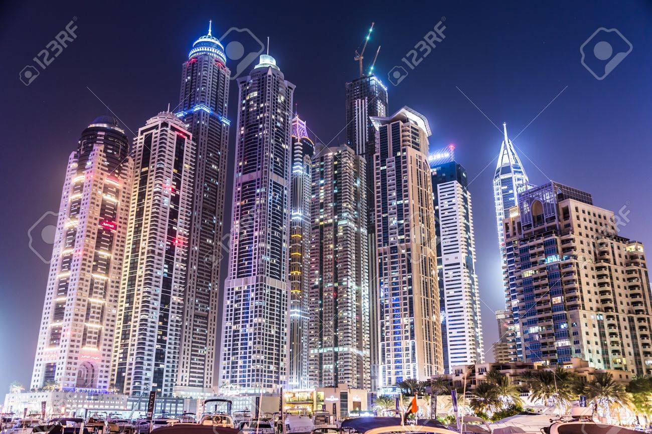 絵画風 壁紙ポスターはがせるシール式ドバイの夜景 都市景観 ドバイ首長国 アラブ首長国連邦 キャラクロ DBI-010W1ワイド版921mm×576mm＜日本製＞ ウォールステッカー お風呂ポスター ドバイの高層ビル群と街の風景 アラブ首長国連邦の風景BeautifulPhoto