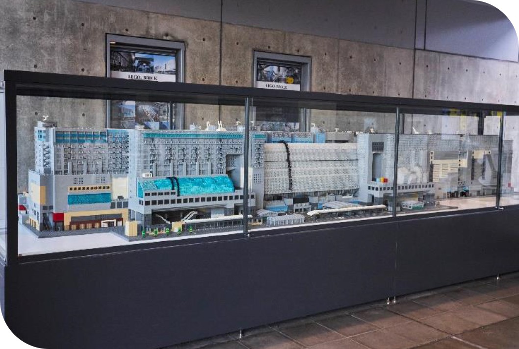 京都駅ビル・南広場 広々とした休憩スペース、小さな子供も安心して遊べる。京都府・京都駅ビルのまちフォト