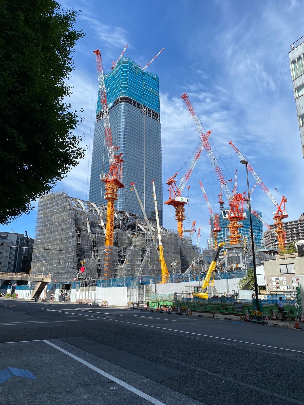 大阪市の中心街に架かる「 梅新東横断歩道橋」4方向から延びた歩道が中央で四角状に交わる長さ246ｍ余、幅4ｍ余の鋼製箱桁橋。1998年 平成10年 の架設から27年が過ぎた。赤い防護柵が街に映える3枚組写真。UmesinhigashiFootBridge鋼橋国道1号曽根崎通国道423号