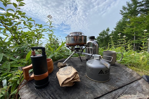 キャンプ コーヒー アウトドア キャンプ セット モカポット 手淹れポット ミル 手動 旅行用品 9点 ポット ドリップフィルターセ キャンプで使う コーヒー道具おすすめ40選！淹れ方のコツも紹介ランドネ