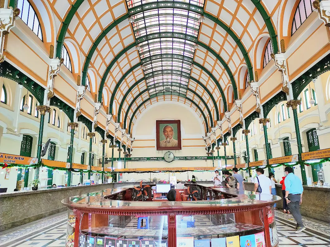 いまも現役のコロニアル建築 「中央郵便局」勝手にベトナム案内