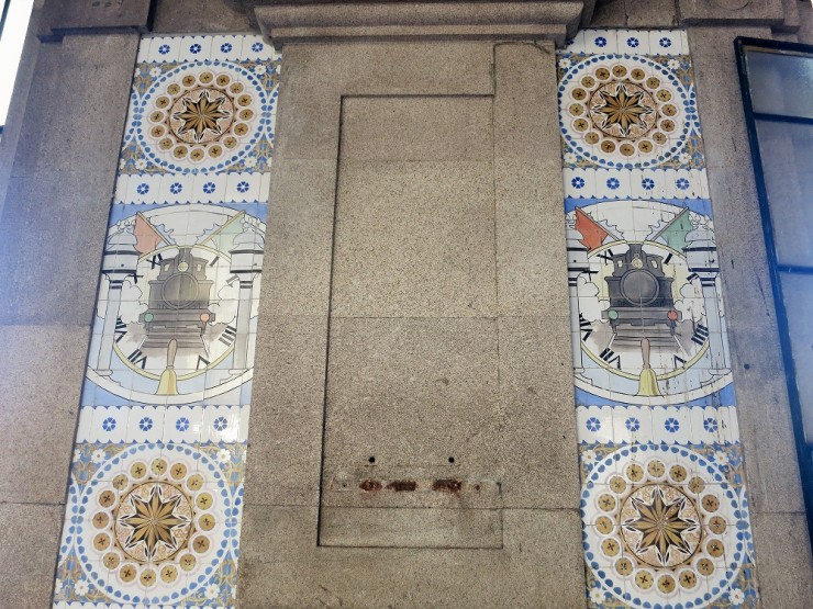 ポルト市中心の世界遺産 サン・ベント駅でタイル壁の美しいアズレージョ をじっくり観賞します。』ポルト ポルトガル の旅行記・ブログ byムッシュさん フォートラベル