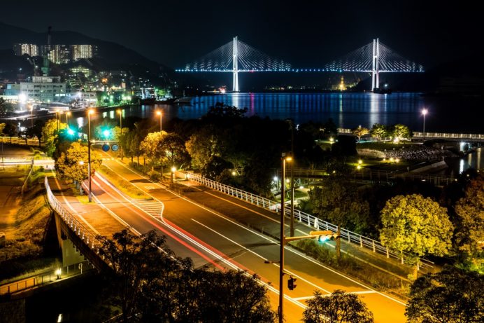 眼鏡橋を撮影する時、水に反射させて丸い眼鏡の形に撮るのが定番ですが、ちょっと工夫するだけで、こんな映え写真を狙えます！長崎長崎市NagasakiNagasakiCity長崎観光長崎旅行眼鏡橋修学旅行写真スポット長崎のふつうは世間のふしぎみんなの 長崎体験