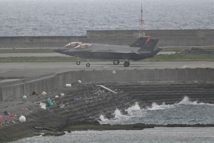 今日も戦闘機は沖縄を飛ぶ 相次ぐ事故もうやむやに 初夏告げるうりずんの季節にも 上間陽子・琉球大教授沖縄タイムス＋プラス