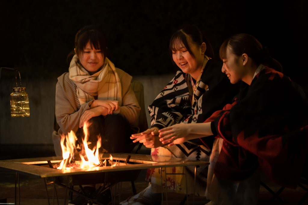 仕事帰りに焚き火をしよう！会社帰りに集まる「日帰り焚き火キャンプ」のススメ – キャンプクエスト