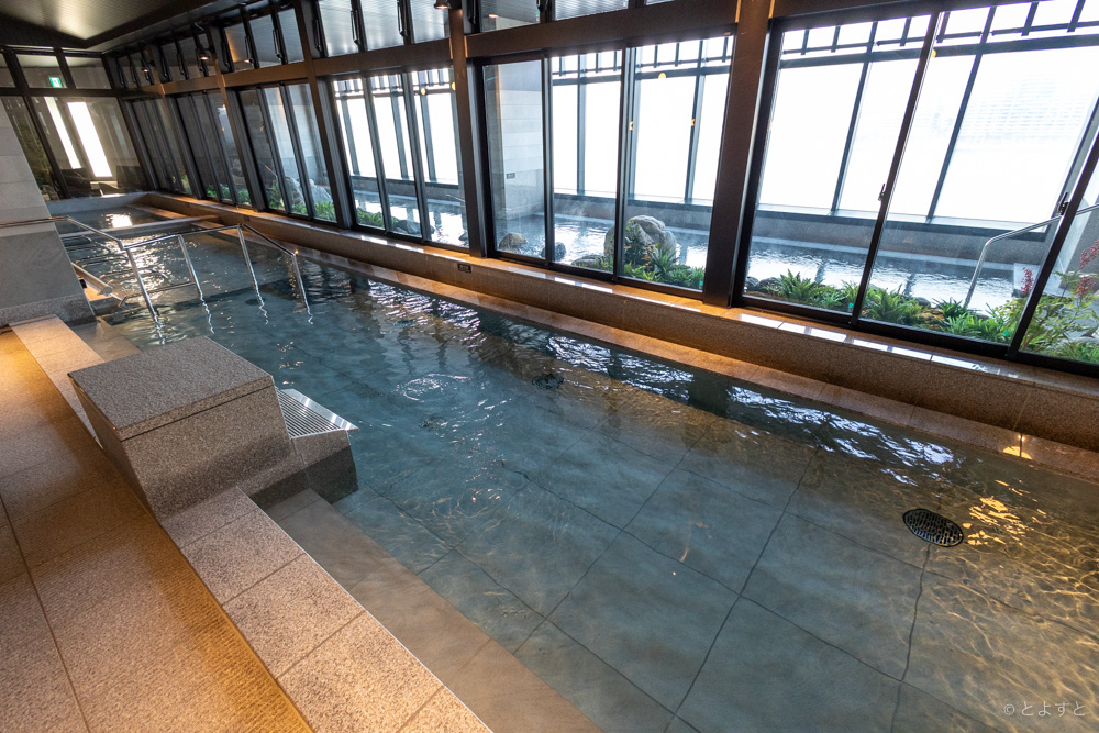 2024.2.3.開業後初の週末で、激混みの豊洲千客万来。昼前の足湯は意外と空いてたのでおすすめです。 📍豊洲千客万来江戸時代の街並みに約70店舗の飲食店が立ち並んでいます。食べ歩きなども楽しめ、無料の絶景足湯施設もあるのでデートにもおすすめです。 オープンしたばかりは、混んでいるので事前に行きたい店舗絞っておく方が良さそうです千客万来東京豊洲万葉倶楽部tokyo豊洲