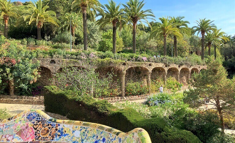 Tripadvisor - スペインバルセロナへ行ったら、グエル公園はオススメです。 カラフルなタイルと曲線がステキなガウディ氏によるデザインでした。日の出から約1時間後に行きました。混み合う時間帯を避けたいのであれば朝早めが良いでしょう。 逆光になるギリギリの時間で