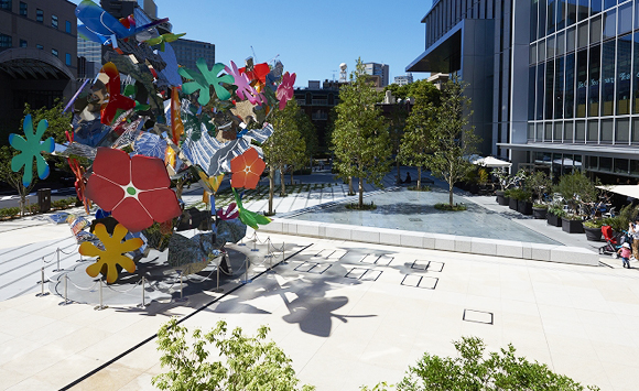 東京ガーデンテラス紀尾井町には、施設内にいくつかのパブリックアートがあります。 Tokyo Garden Terrace Kioicho hasseveral public art pieces within the facility 写真のパブリックアートは、青木 野枝氏による『空玉紀尾井町』です。 周辺の緑と街並みに調和