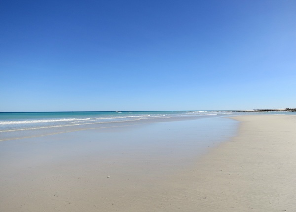 読谷村の都屋漁港の南側隣りにある「楚辺ビーチ」ポイント！白砂の美しさに感動😃