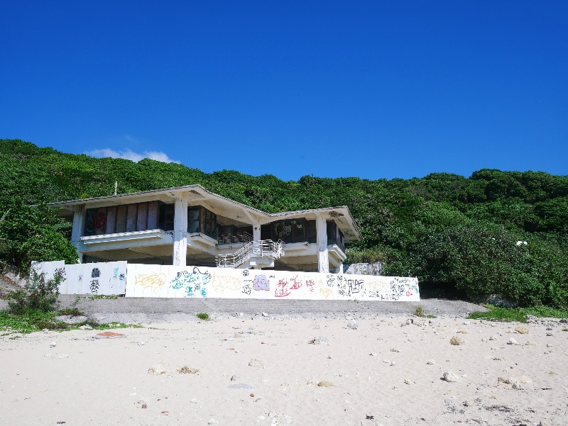 Izu Cliff House森で10年眠る廃墟が建物の記憶と共に蘇った、崖の上のホテルMagazineyado泊まるように暮らす