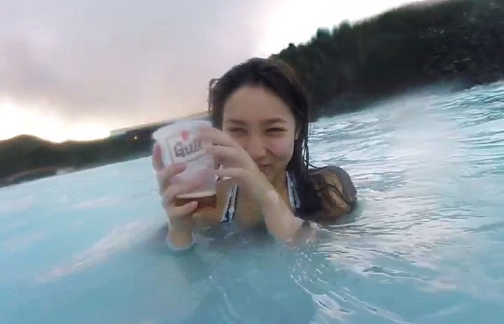 アイスランドの最後の日、青い温泉ブルーラグーンへ。思ってたより近代的施設という感想、でも他にはない不思議な世界観は圧倒的。何よりあたたかい温泉が気持ち良い。ビールも飲めるしね。入園料がすごーく高いのが困ったもんやけど。いや、アイスランド、何もかも物価