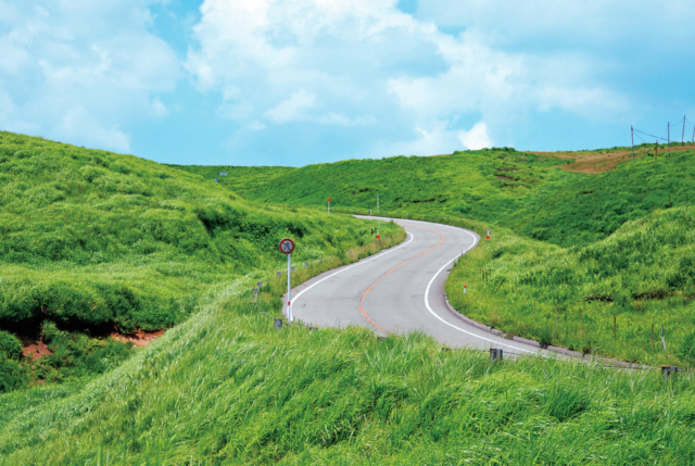 九重町の美しいやまなみハイウェイをドライブする秋
