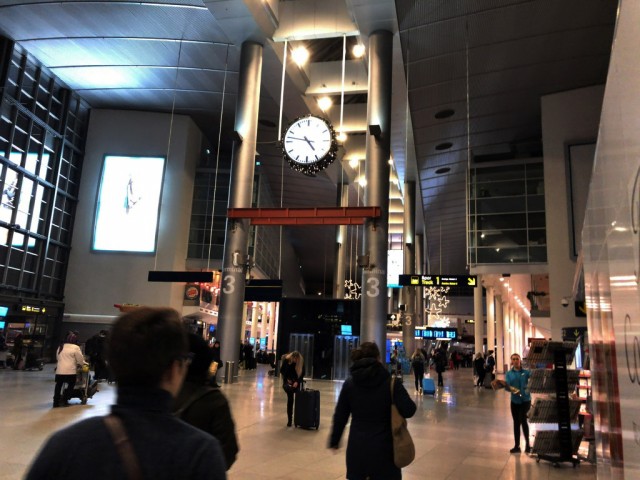 コペンハーゲン国際空港 カストラップ空港 内に人魚姫の像のオブジェ！お土産探しも。: スウェーデンの美味しいたべもの