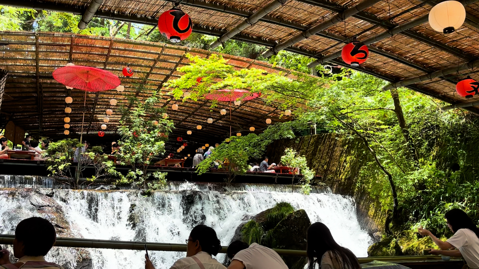 ８月16日 水大雨の影響で貴船川が増水しております。川床設置が困難な状況の為、本日の川床の営業は中止いたします。流しそうめんは休業、会席料理はお部屋の中でのお食事になります。 倒木や所々土砂崩れもございますので、観光は明日以降がおすすめです。 明日からは