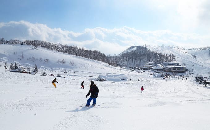 ♡ 一緒に滑る？❄️✨ 白馬にある @hakuba47wintersportspark に行ってきたよ☃️🤍 スリリングなコースで楽しかった♪雪質がめちゃめちゃ良くてとってもパウダースノーだった＾＾❤︎ 共通券のエイブル白馬五竜も一緒に楽しめて、 スキー大満足したよ⛷️✨ 今年の白馬